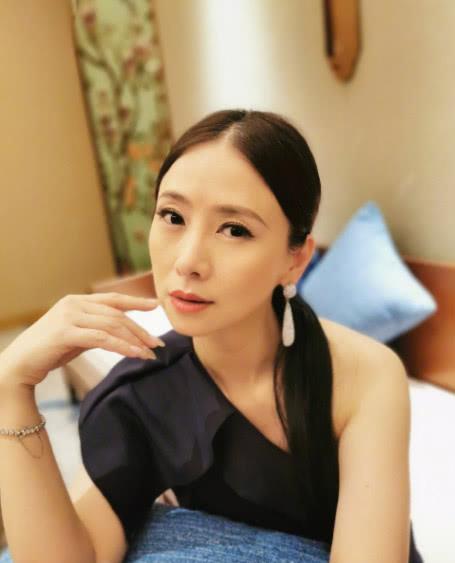 50岁翁虹果然厉害,露肩长裙秀肩颈线条美,好身材惹人夸