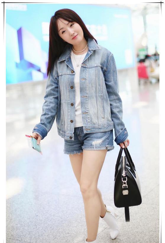 48岁杨钰莹真自信！穿露脐装小腹“迷之凸起”，真是人老心不老啊