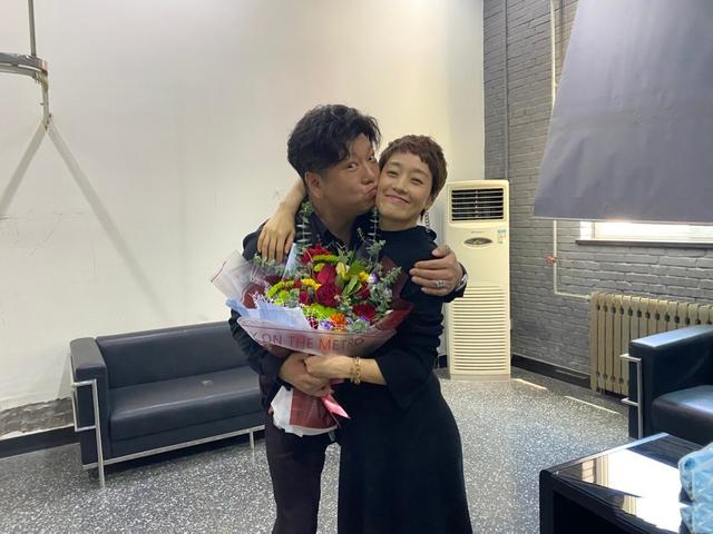 与已婚男演员亲密合照后,马伊琍走机场,戴金链子拎贵妇包超霸气