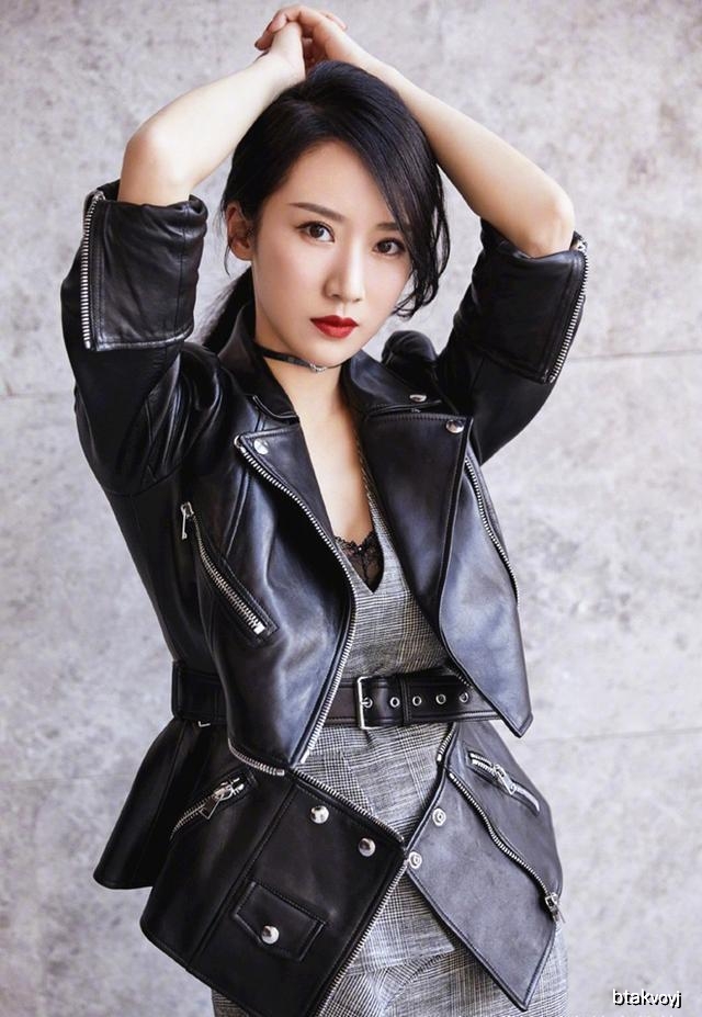 34岁李念“少女感满满”!粉T恤配黑裤好年轻,清秀如同当年海藻