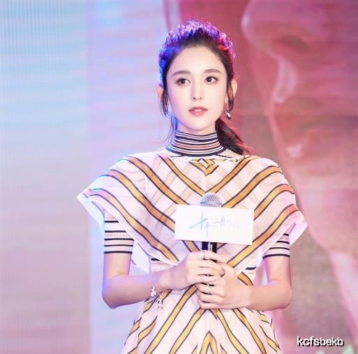 古力娜扎穿透视连衣裙遮不住, 网友:显得女人味十足