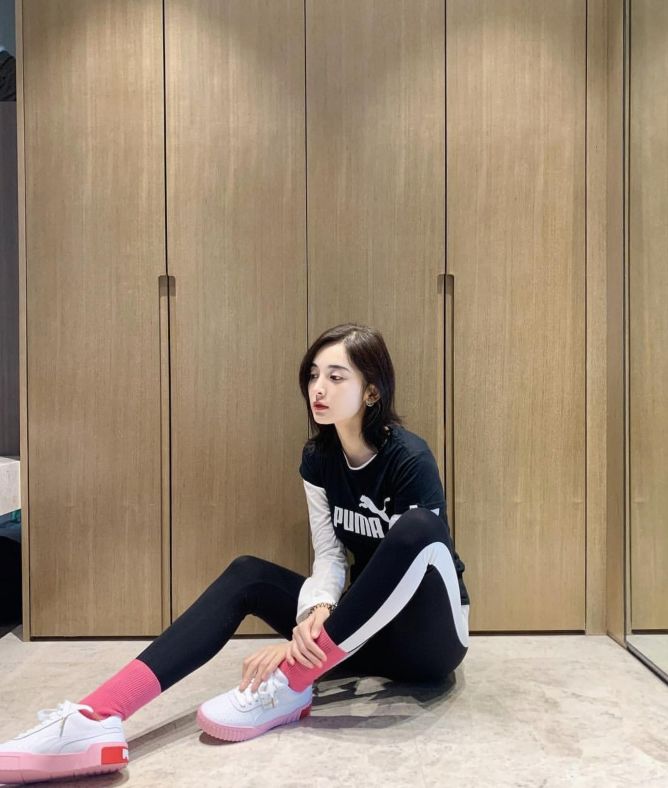 古力娜扎“真敢穿”！把运动裤穿在棉袜里，一般人可不敢尝试
