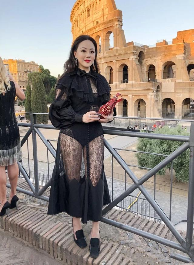 章小蕙亲自出镜带货,穿运动装化妆2小时,57岁瀑布长发还像90后
