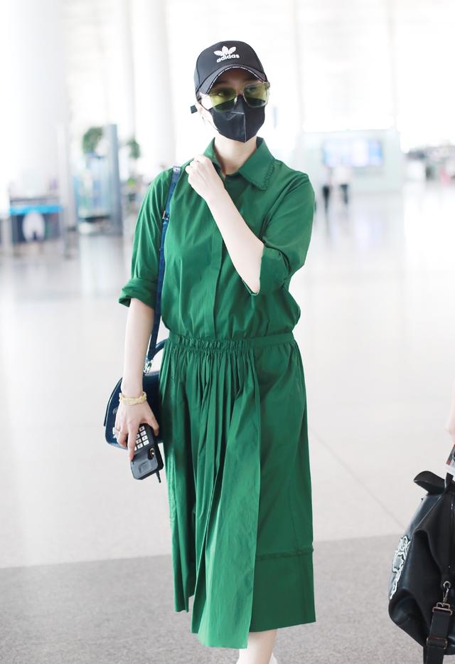 范冰冰复胖得厉害!穿绿裙走机场像120斤,水桶身材大肚子太抢镜