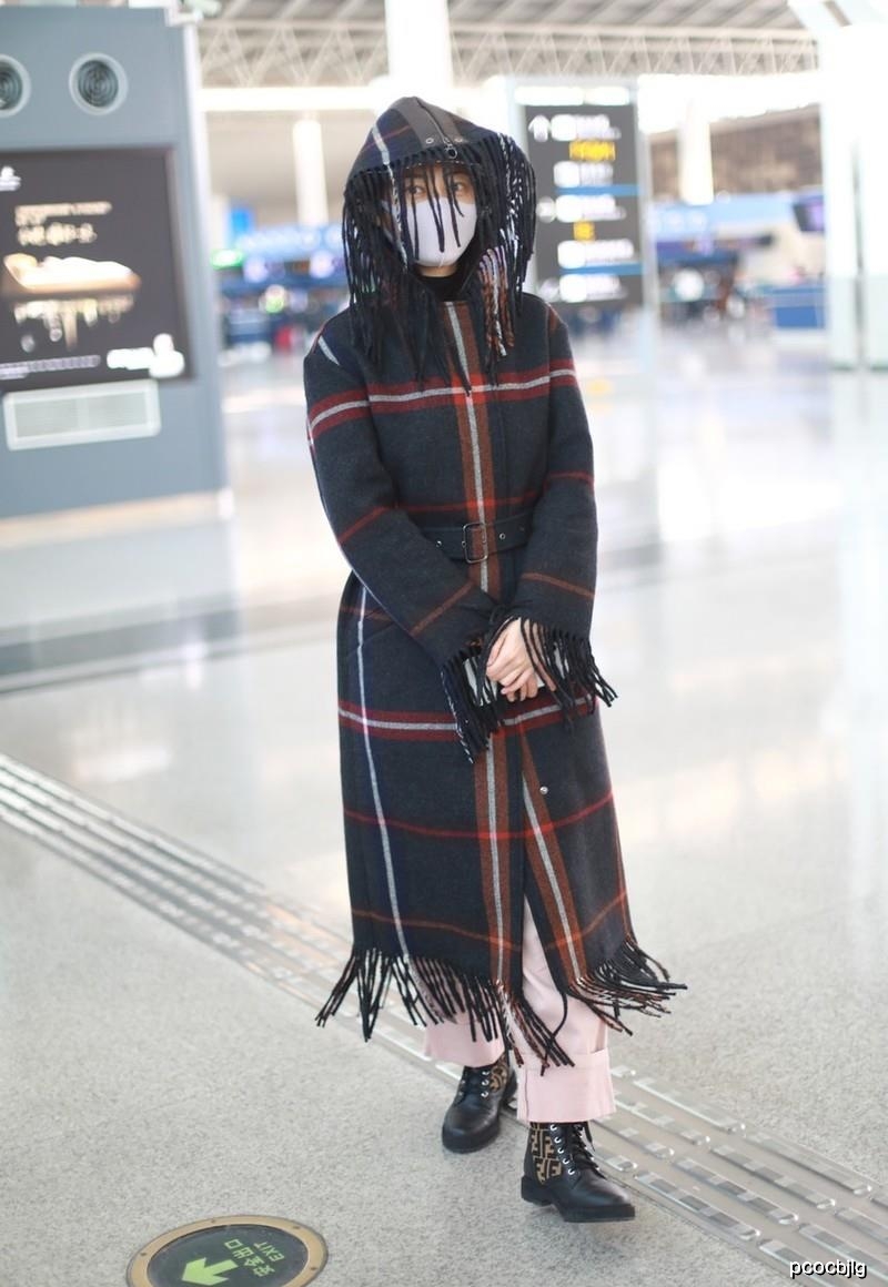 谭卓潇洒走机场,格纹大衣盖住好身材,连帽流苏让人不敢直视