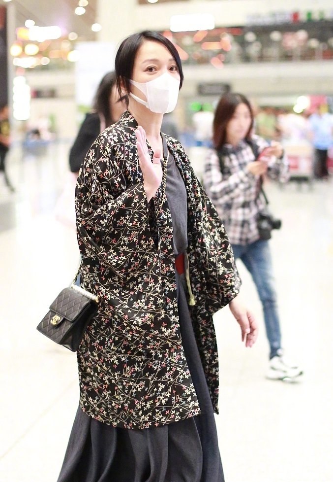 周迅一身香奈儿亮相时装周,穿五分短裤凹造型,掀起刘海气场满分