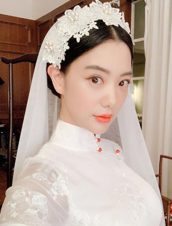 克拉拉晒婚纱,少女脸好身材显人妻魅力,不愧是“韩国第一美女”