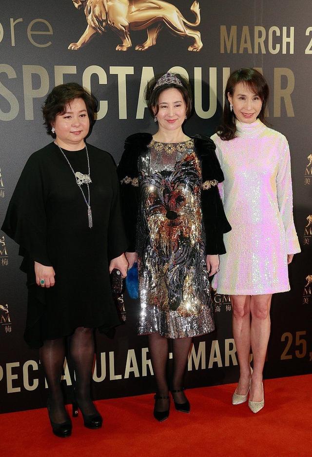 何超琼戴皇冠太贵气,妹妹穿粉裙扮嫩翻车,三姐妹同框像母女尴尬