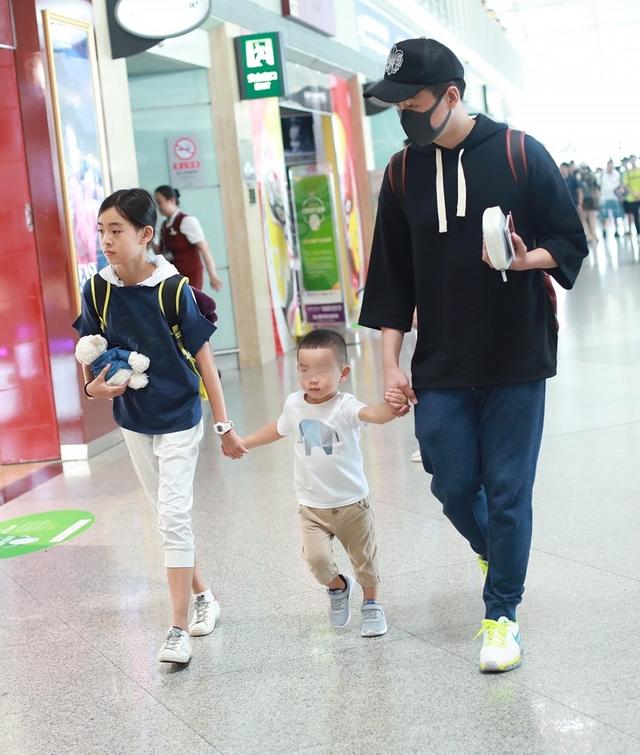 佟大为一家五口走机场，两女儿穿姐妹装超乖巧，儿子被宠成小皇帝