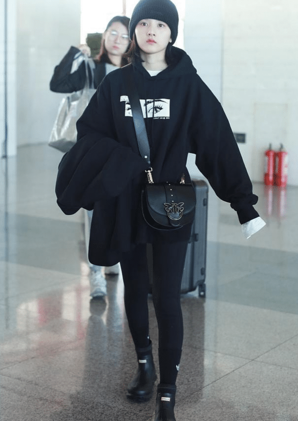 宋祖儿穿“无痕液体裤”走机场,看到她双腿那刻:这才是正常人的腿