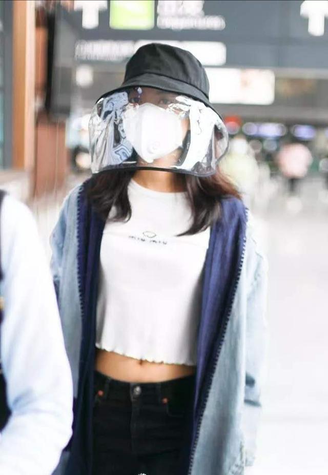 17岁赵今麦穿露脐装暴露小肚子，帽子手套装备齐全，小鸟腿吸睛