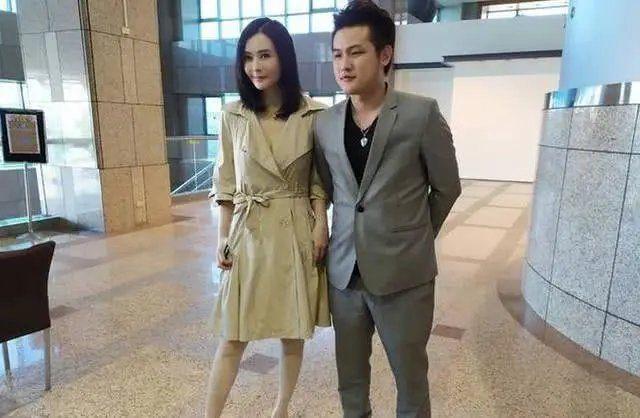 萧淑慎携男友露面,风衣不穿打底放得开,90后男友站姿太显生疏