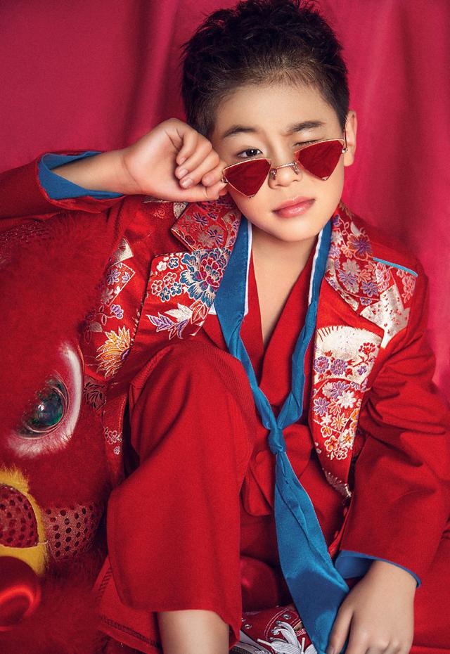 蔡国庆儿子太像爸!52岁蔡国庆和9岁儿子胖瘦差不多,还是小鲜肉