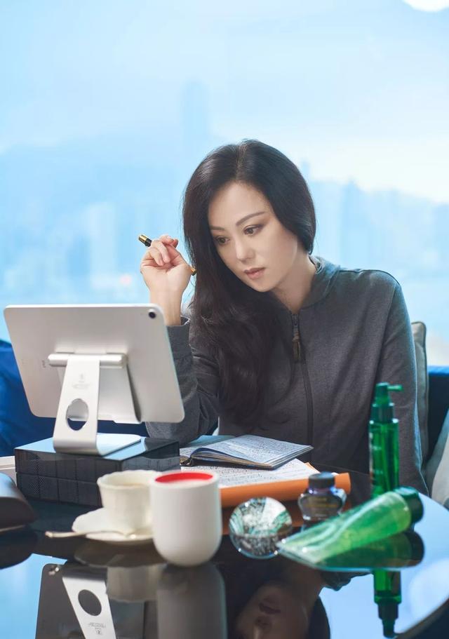 章小蕙亲自出镜带货,穿运动装化妆2小时,57岁瀑布长发还像90后