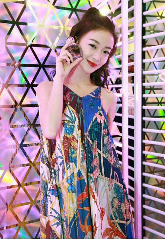 吴谨言一袭碎花裙惊艳全场,近景脸部特写,一双凤眼也太美了