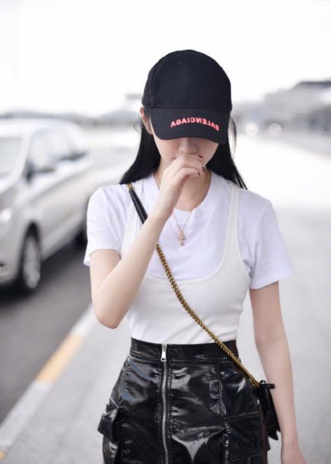 31岁景甜原来如此白!夏天穿皮裙竟不丑,终见识最高级少女感