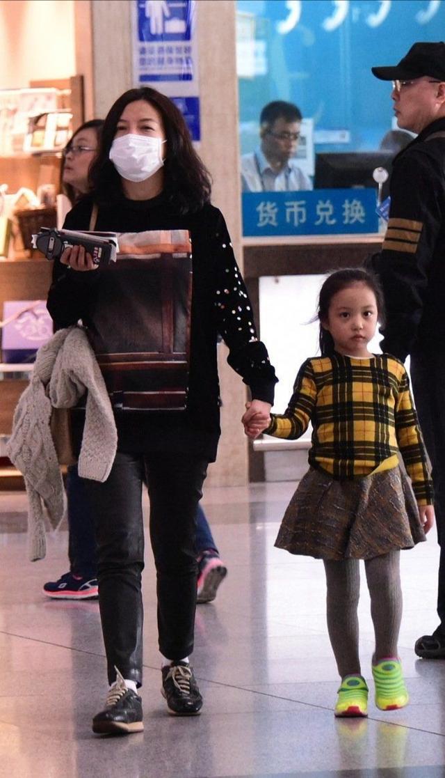 赵薇携女走机场,女儿继承同款大眼颜值高,赵薇不修边幅像大妈