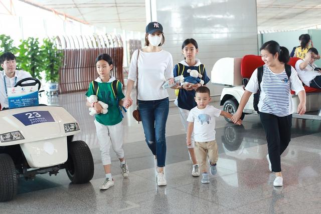 佟大为一家五口走机场，两女儿穿姐妹装超乖巧，儿子被宠成小皇帝