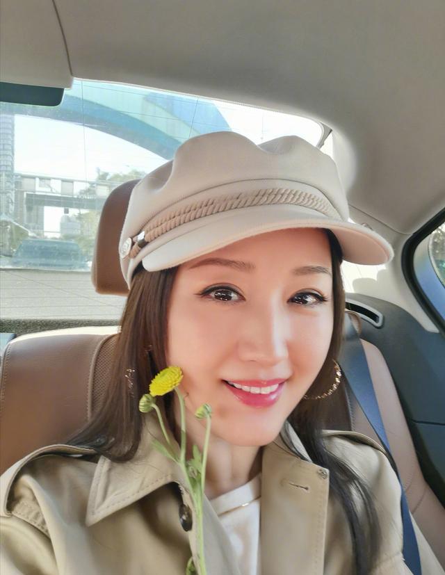 被杨钰莹近照给惊艳到!49岁还有婴儿肥,戴朵野花更是娇俏