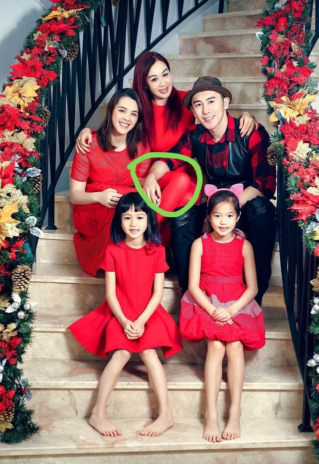 张伦硕才是好爸爸，为逗女儿穿女装，两女儿穿泳衣被扛肩膀不避讳