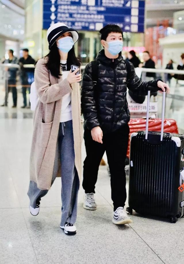 王艳难得走机场，穿999外套复出拍戏太接地气，双手插兜变酷girl 