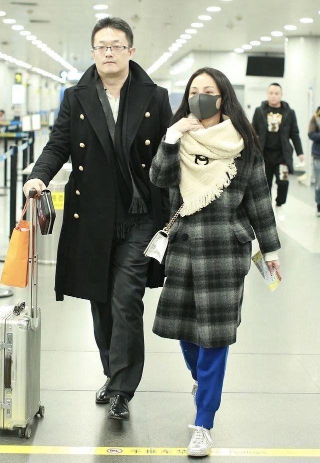 姚笛独自走机场,打扮清爽却被O型腿抢镜,腿弯得太严重