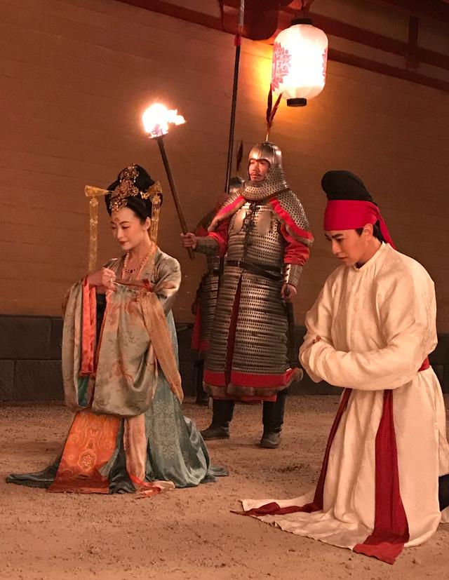 黄海波难得秀恩爱!和娇妻戴口罩亲吻超甜,红黄配造型太显落魄