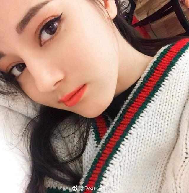 迪丽热巴自曝:睫毛太浓密,化妆前要先剃掉一半!爱用产品公开