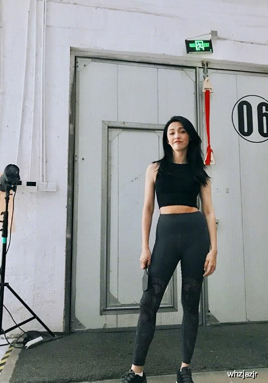 适合夏天穿的八套私服，辣妈邓莎穿绿色短袖戴报童，显年轻文艺