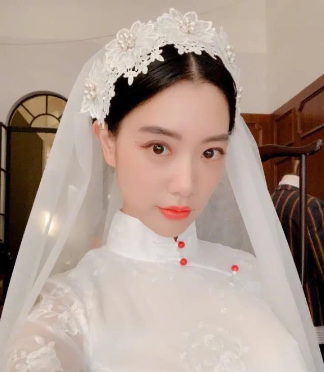 克拉拉晒婚纱,少女脸好身材显人妻魅力,不愧是“韩国第一美女”