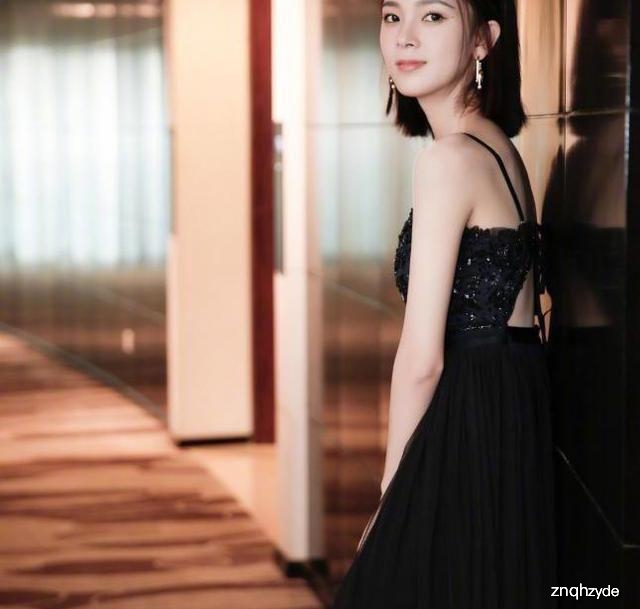迪丽热巴黑衣显深度气质，陈瑶同色调礼服也不错