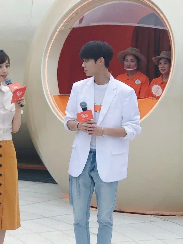 西装不要再配牛仔裤了,林彦俊首次尝试就失败,腿比女主持还短