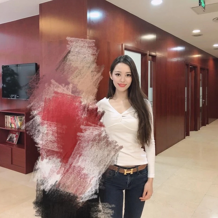 郎朗妻子陪婆婆现身,白t牛仔秀芭比曲线,比婆婆豹纹粉衣还抢镜