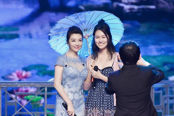 江珊带女儿录节目，一袭蕾丝裙秀身材，女儿发型好油腻