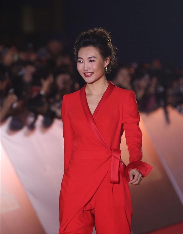 央视主播就是不一样!李梓萌一袭红衣走红毯,同框卫视主持差别大