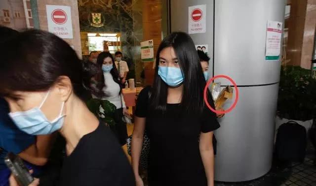 去世2小时茶就凉,二房三房把文件抱怀里,赌王物品却用编织袋装