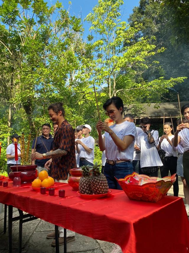 卢靖姗又换新发型,复古卷终于不男人,这次变成“蛇蝎美女子”