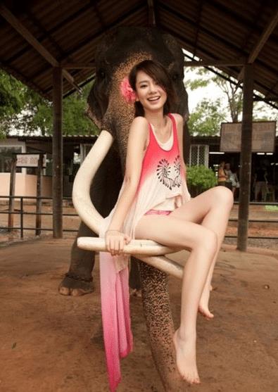 戚薇穿上运动装气场十足,为了秀身材曲线,绳子都用上了?