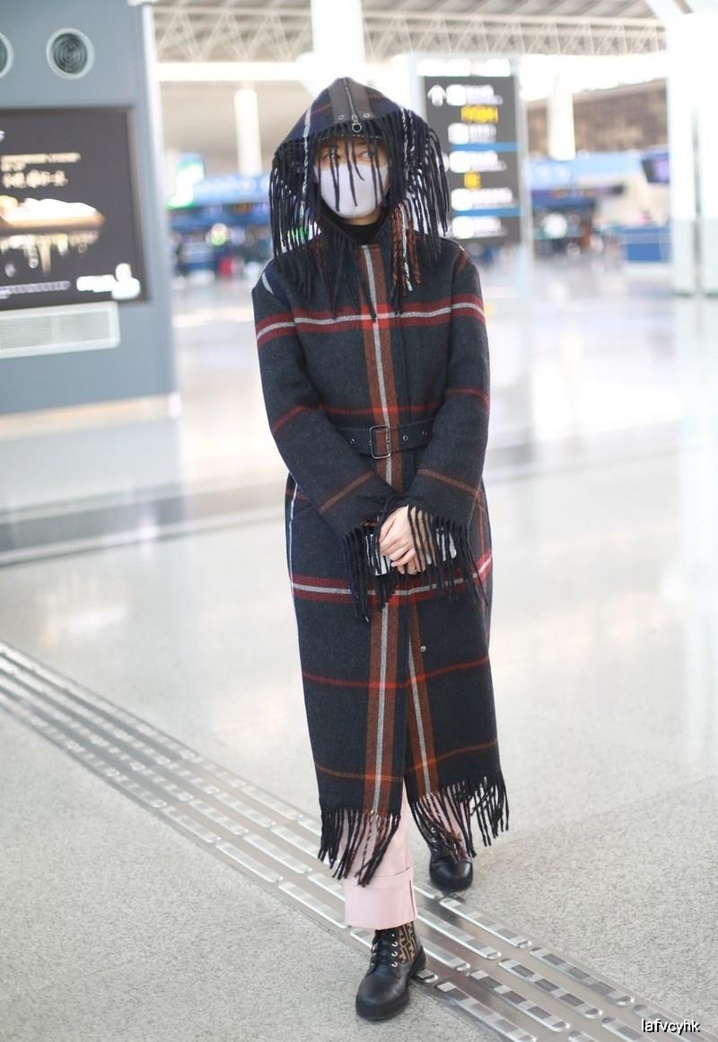 谭卓潇洒走机场,格纹大衣盖住好身材,连帽流苏让人不敢直视