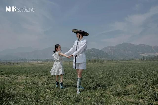 黄奕首携女儿拍大片，7岁铛铛气质初显美翻，模样像爸气质却像妈