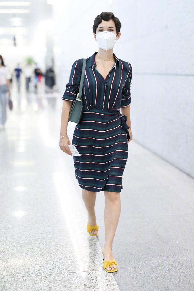 卢靖姗又换新发型,复古卷终于不男人,这次变成“蛇蝎美女子”