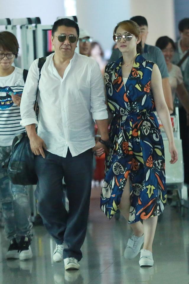 李小冉携老公走机场，花裙配新发色显沧桑，发福老公衬衫单薄好尬