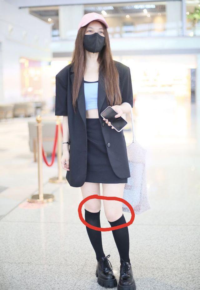 吴昕参加姐姐后脱胎换骨，穿露脐装搭长袜，暴露膝盖内翻勒出赘肉