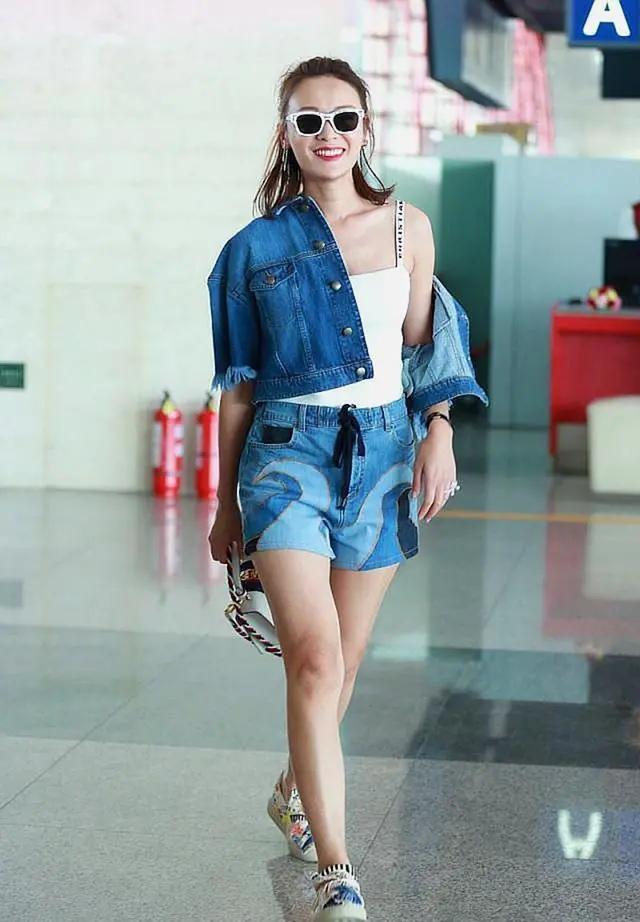 叶一茜被宠成小女人,风衣配白裙气质清新,一双腿和女儿差不多细