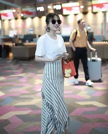 吴昕私服越来越随性了,无惧炎热穿黑白装走机场,看得我都好热