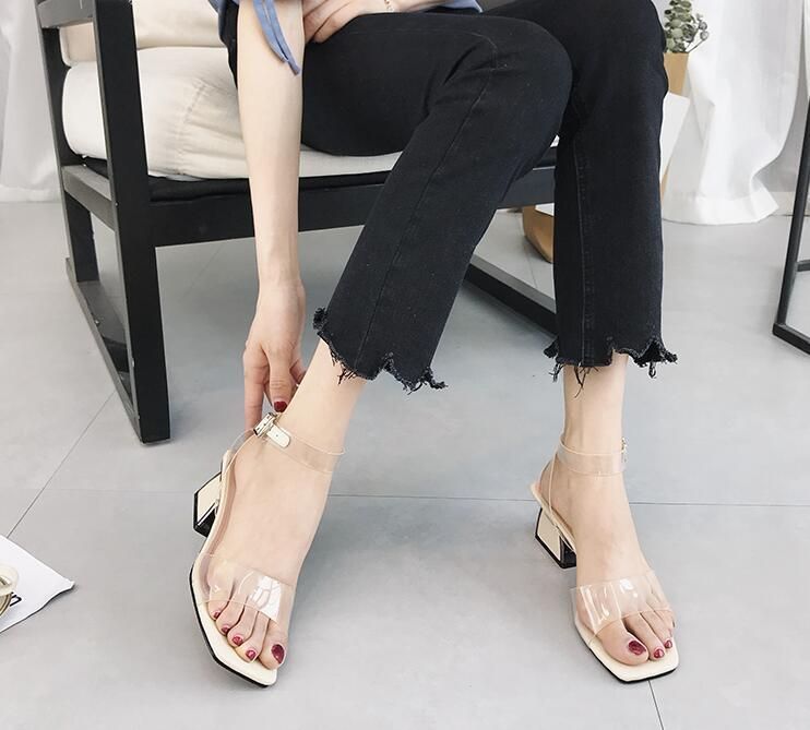 一字带高跟鞋,露出俏皮脚趾,甜美少女风弥漫
