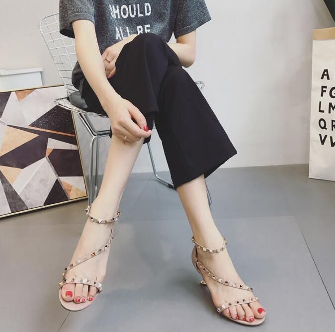 一字带高跟鞋,时尚露趾设计,散发女人优雅气质