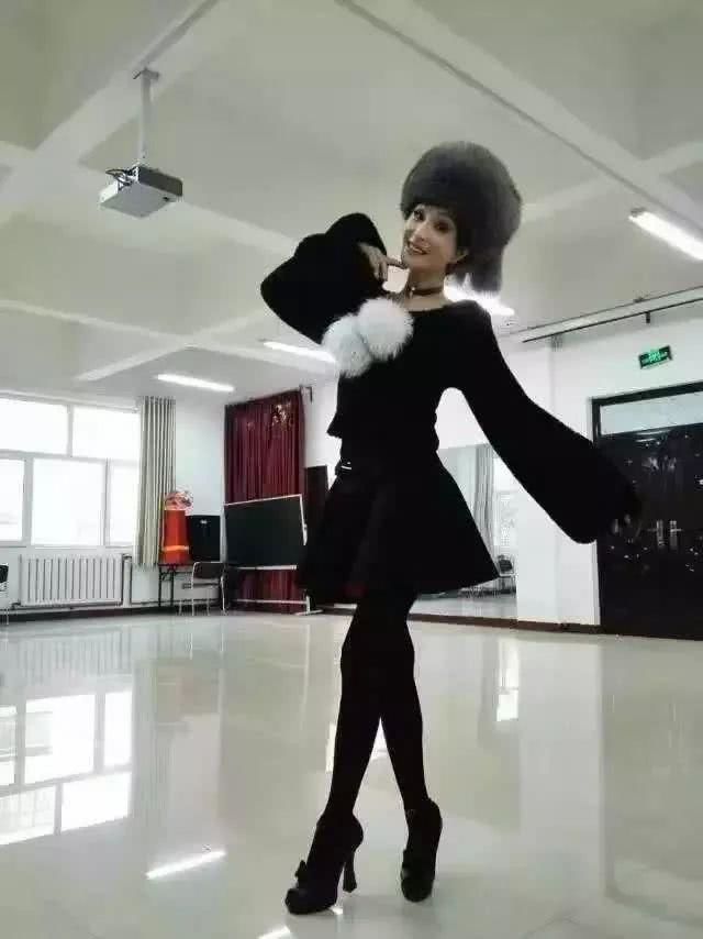 爱美已到达“走火入魔”,为了美30年不吃晚饭,做手术都要化妆