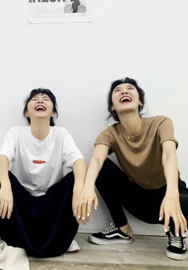 王紫璇和谭松韵搞笑照：同穿T恤配小黑裤，一个甜美一个帅酷
