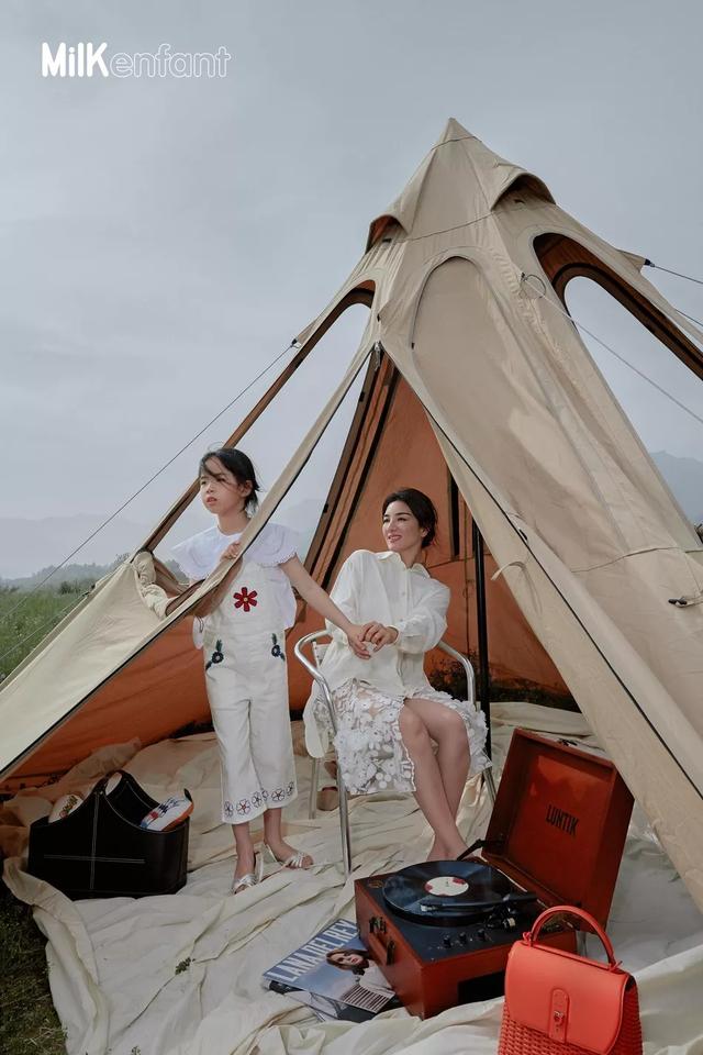 黄奕首携女儿拍大片，7岁铛铛气质初显美翻，模样像爸气质却像妈